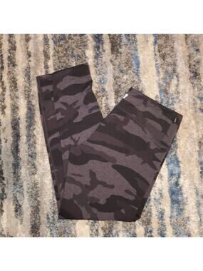 Tuff Athletics Camouflaged Print || Medium || EUC